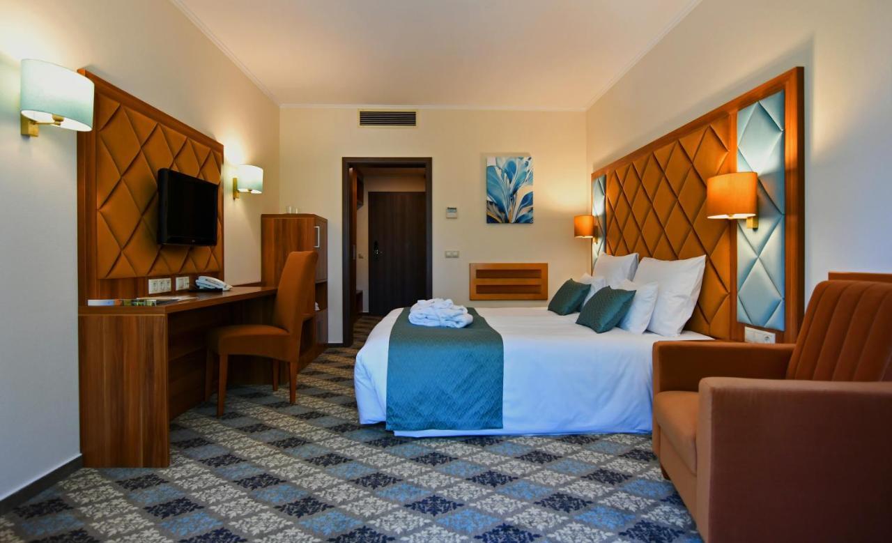 Wellness Hotel Gyula Bagian luar foto