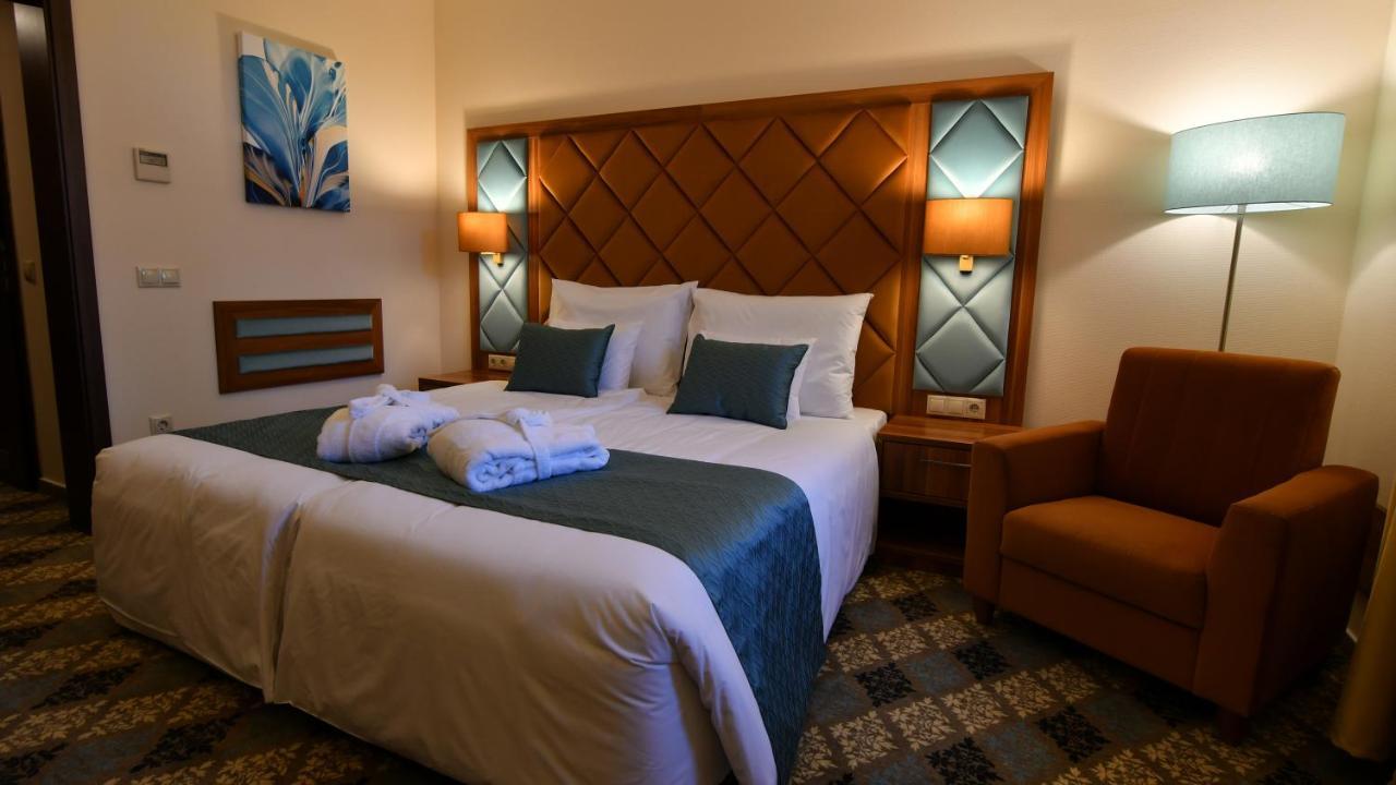 Wellness Hotel Gyula Bagian luar foto