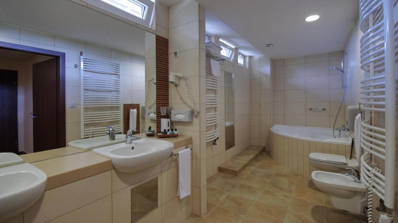 Wellness Hotel Gyula Bagian luar foto