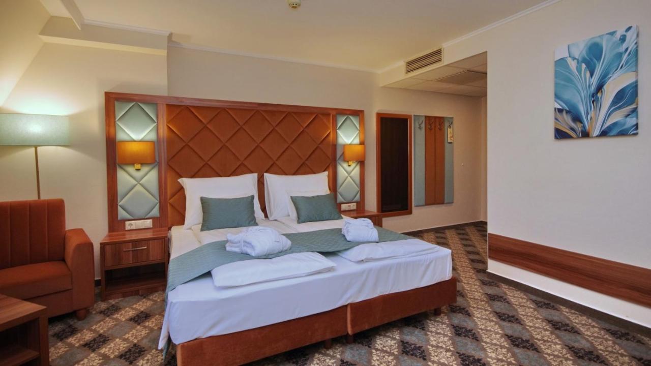 Wellness Hotel Gyula Bagian luar foto