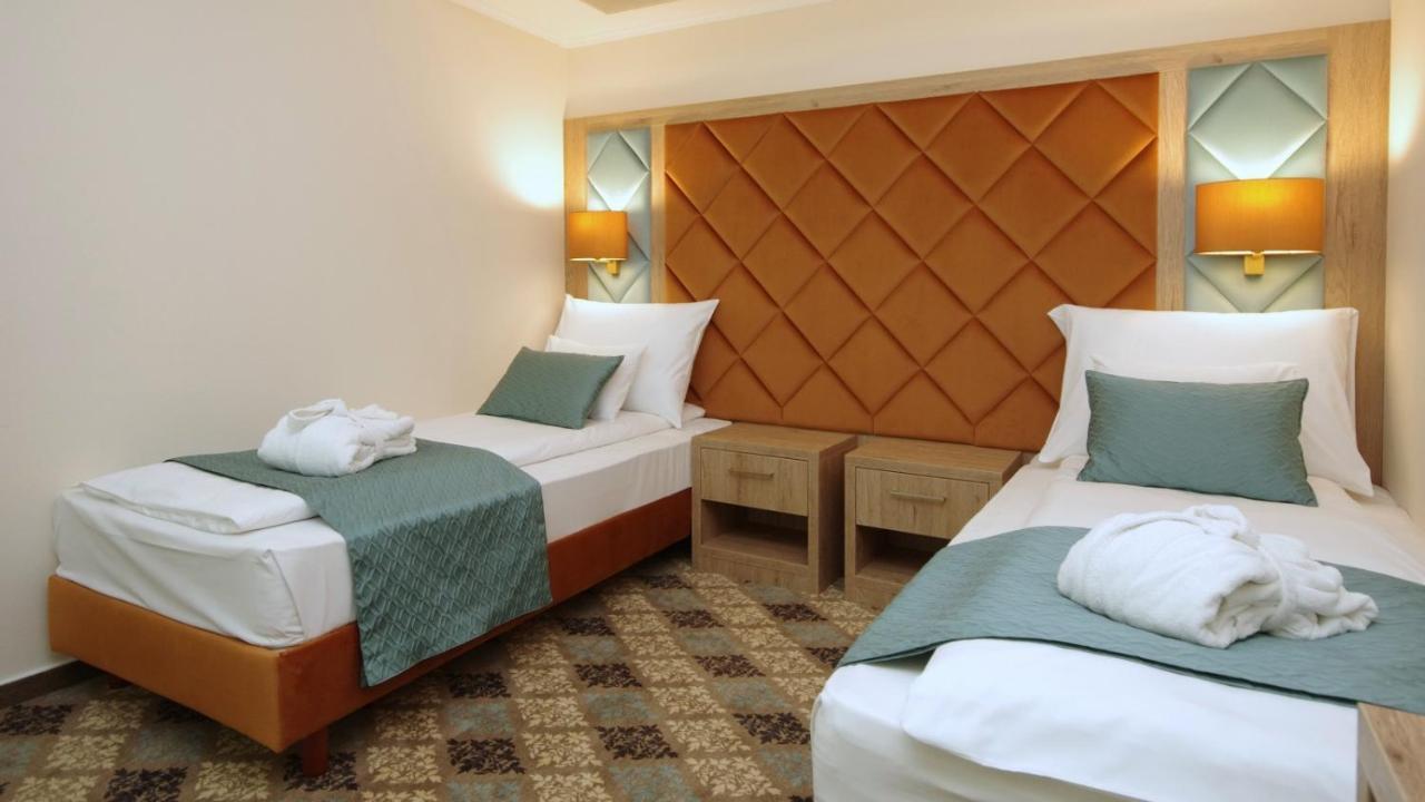 Wellness Hotel Gyula Bagian luar foto