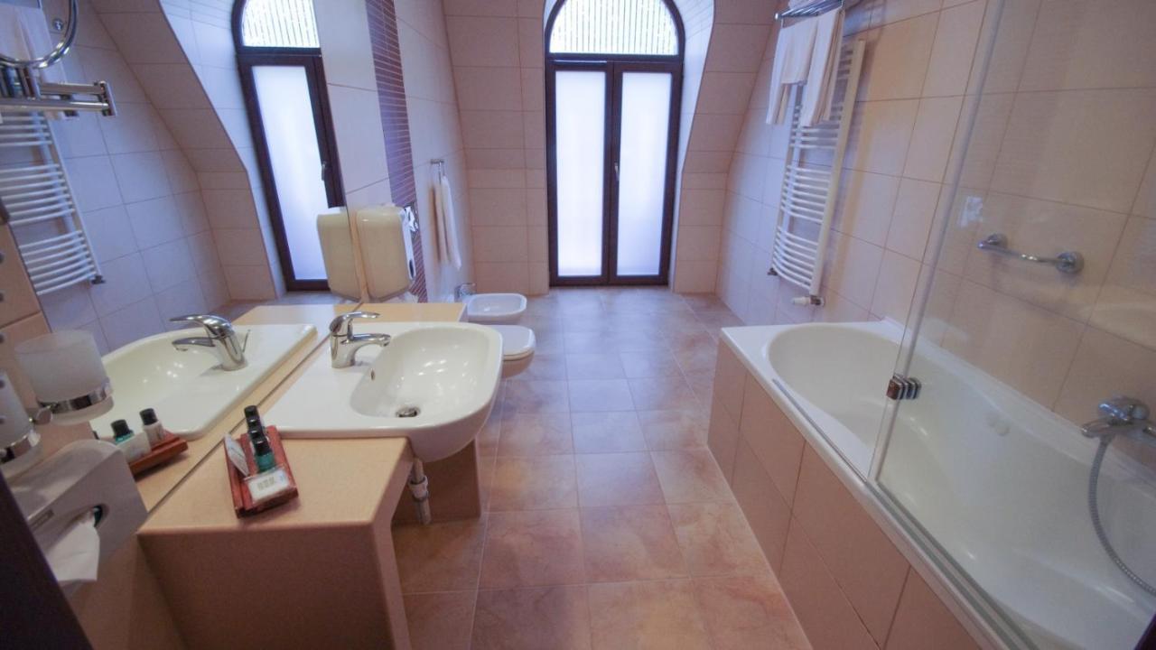 Wellness Hotel Gyula Bagian luar foto