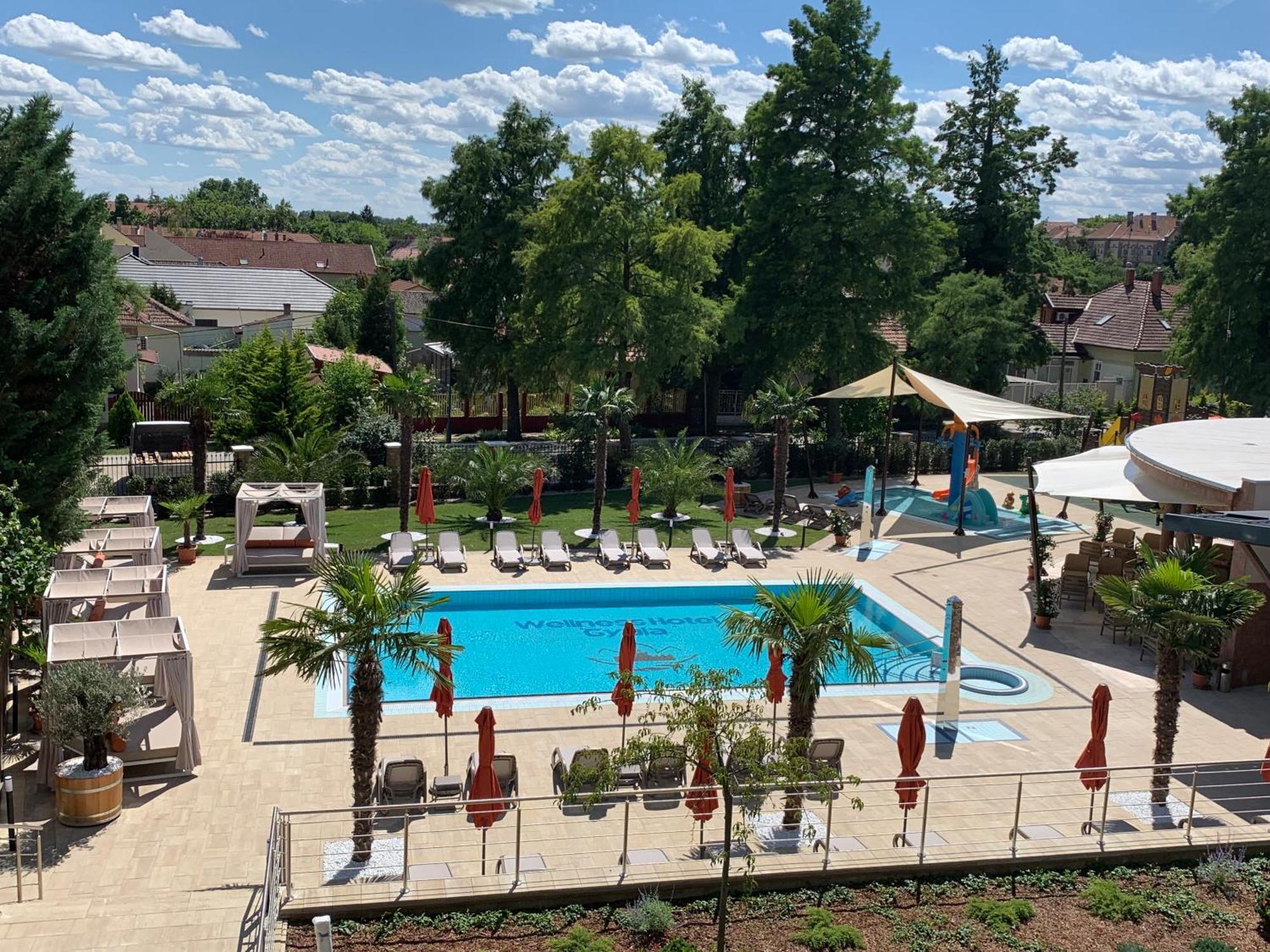Wellness Hotel Gyula Bagian luar foto