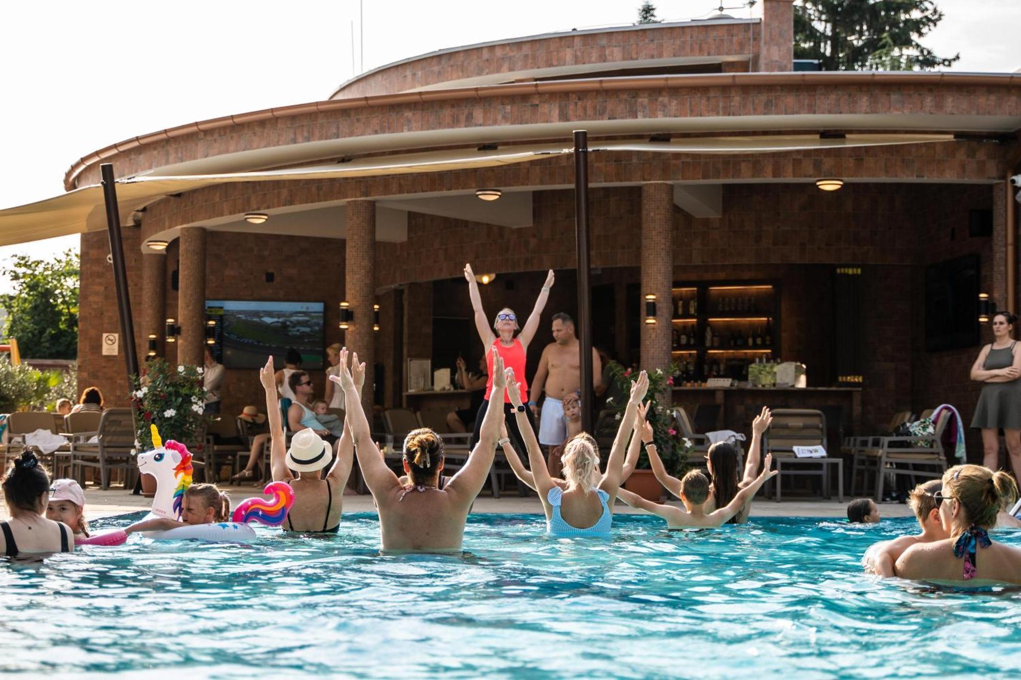 Wellness Hotel Gyula Bagian luar foto