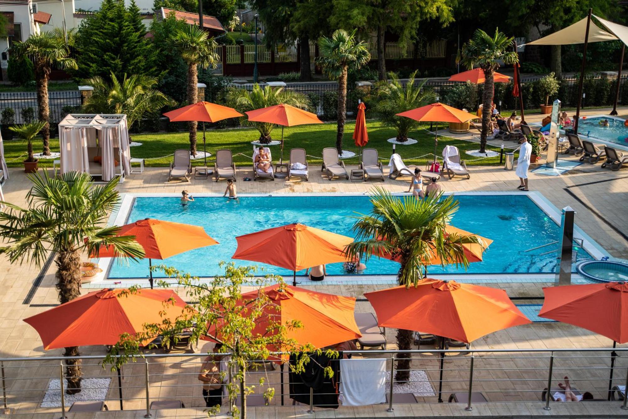 Wellness Hotel Gyula Bagian luar foto
