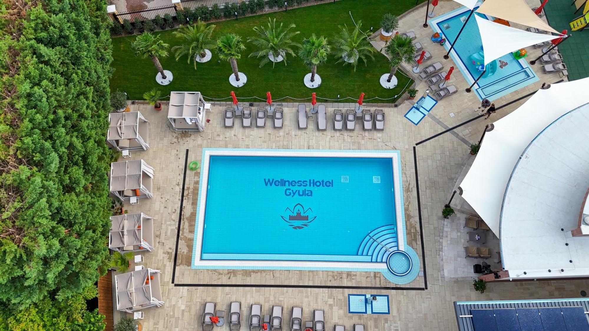 Wellness Hotel Gyula Bagian luar foto