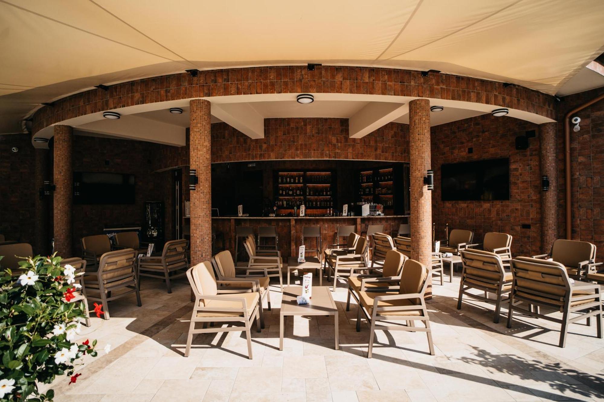Wellness Hotel Gyula Bagian luar foto