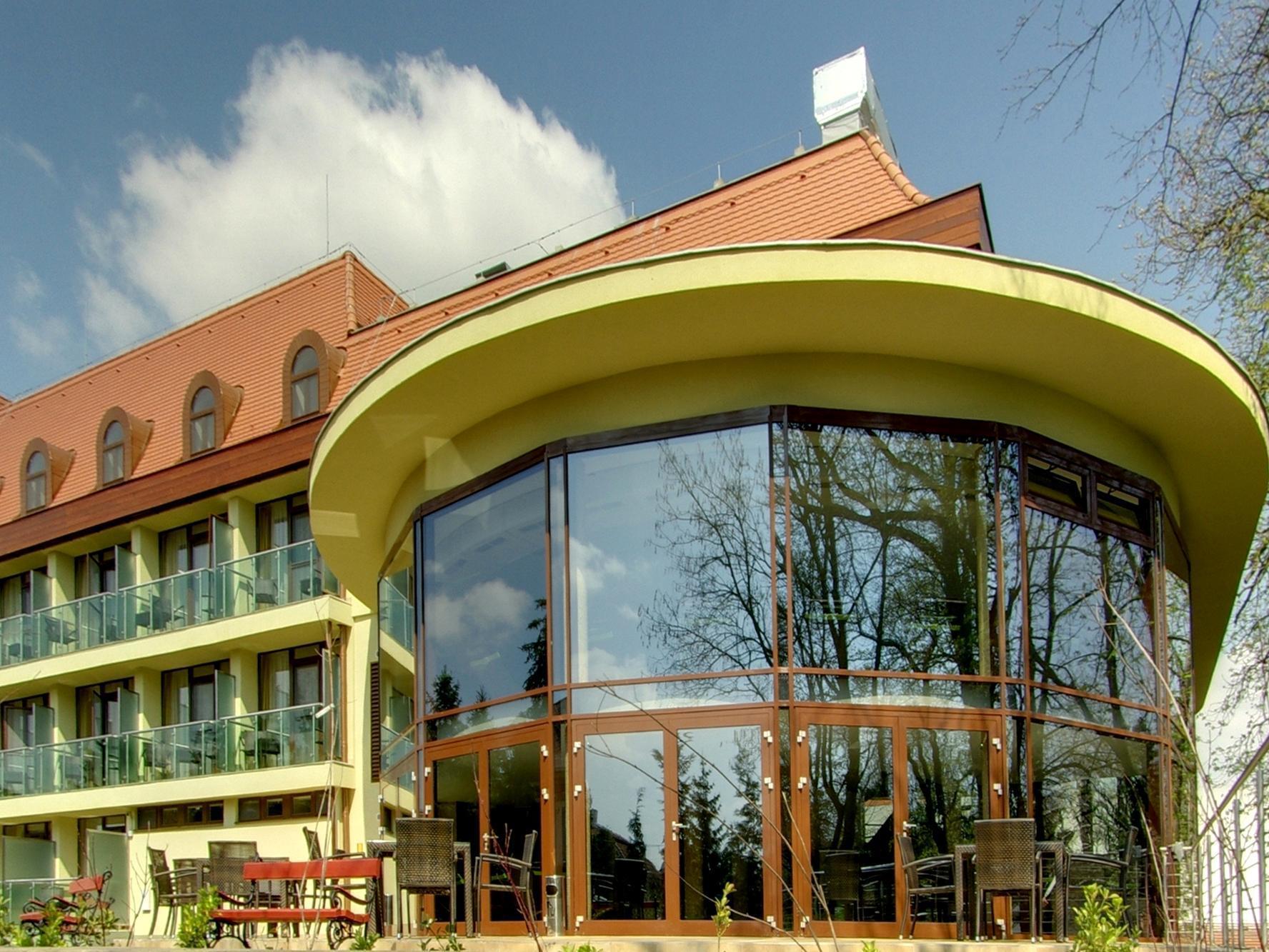 Wellness Hotel Gyula Bagian luar foto