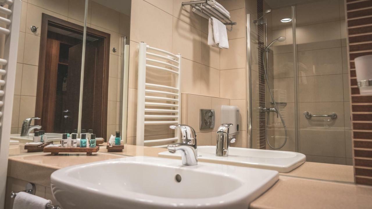 Wellness Hotel Gyula Bagian luar foto